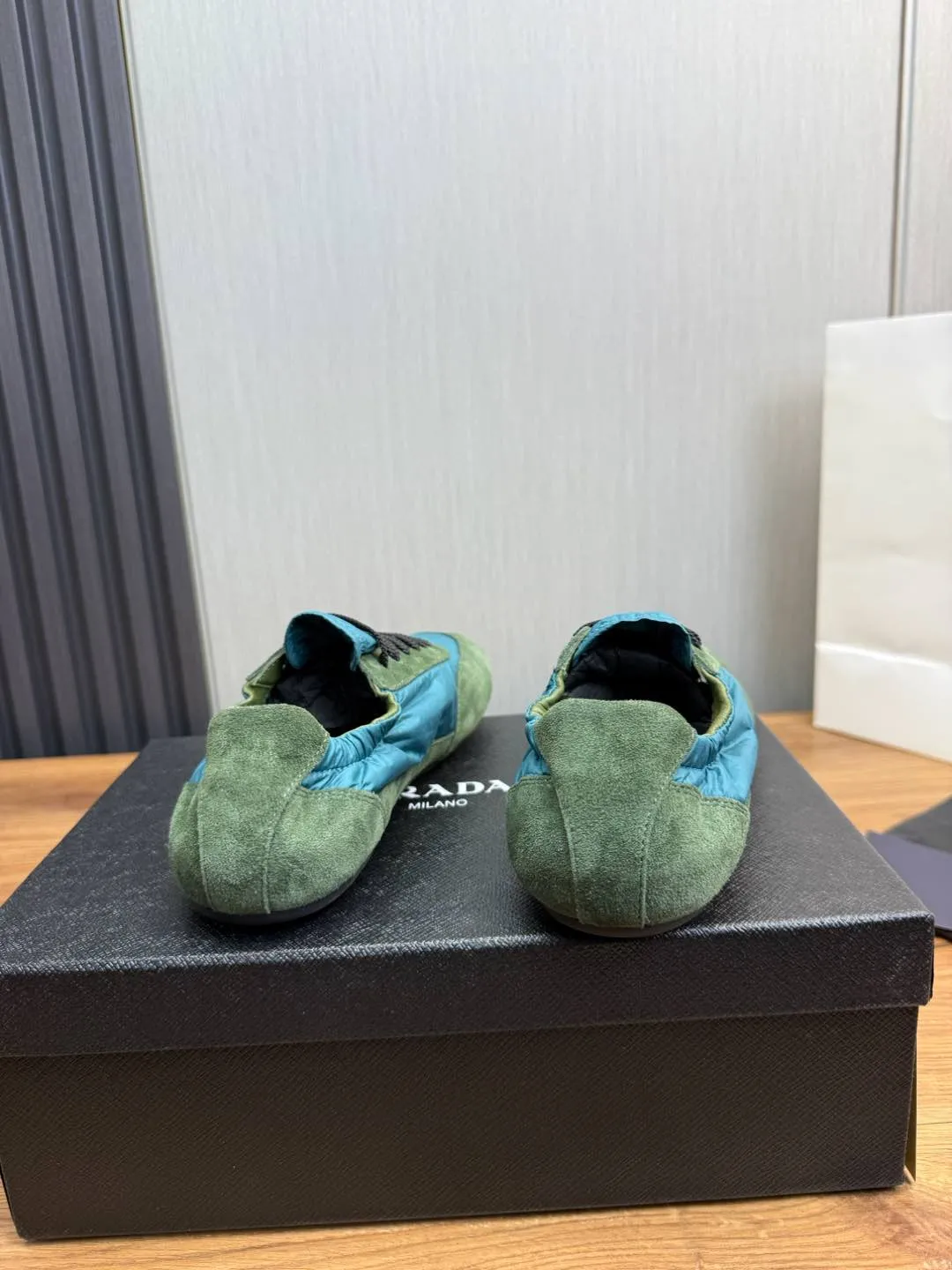 Men's shoes 💰600💰 PRADA 2025 Early Spring Collapse New Couple Style Sports Shoes Moral Training Shoes The name Collapse comes from the fact that it can be easily put on and taken off with bare hands. The light and comfortable features make it more relaxed and casual. The side elastic design can be worn twice! Super comfortable catwalk sneakers, as light and thin as ballet slippers, as comfortable as sneakers, comfortable and super light on the feet. Fabric: nubuck leather spliced ​​with nylon cloth. Silk cowhide foot pads. Size: Women's code 35/40 Men's code 39/45